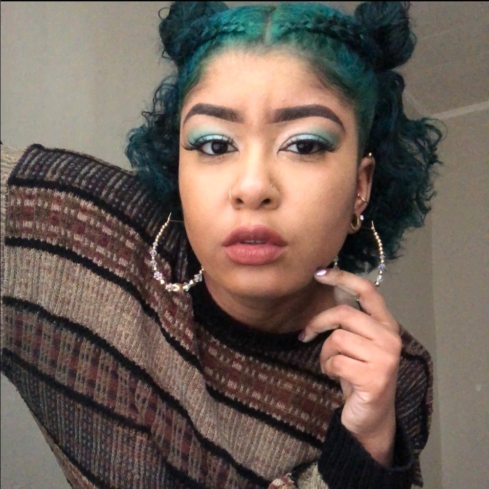 Meet your Posher, Mayasia